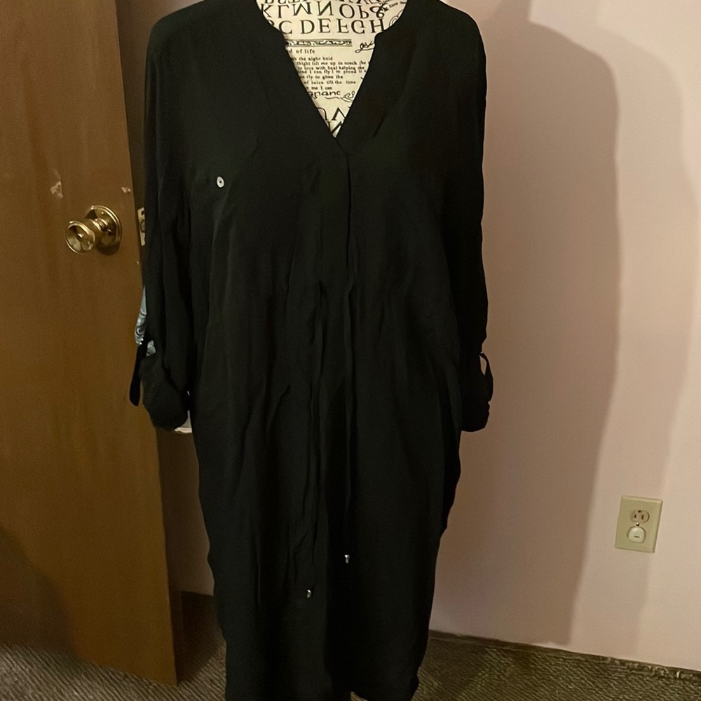 Woman’s hde black dress 3/4 length sleeve rolls up to beautiful never worn!